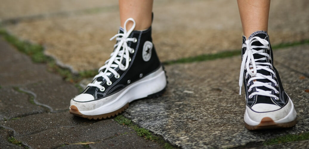 Schwarze Sneaker Streetstyle