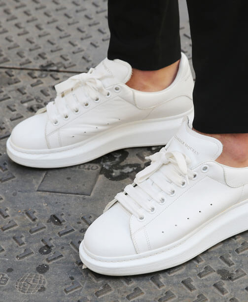 Schuh-Trend: Weiße Plateau-Sneaker