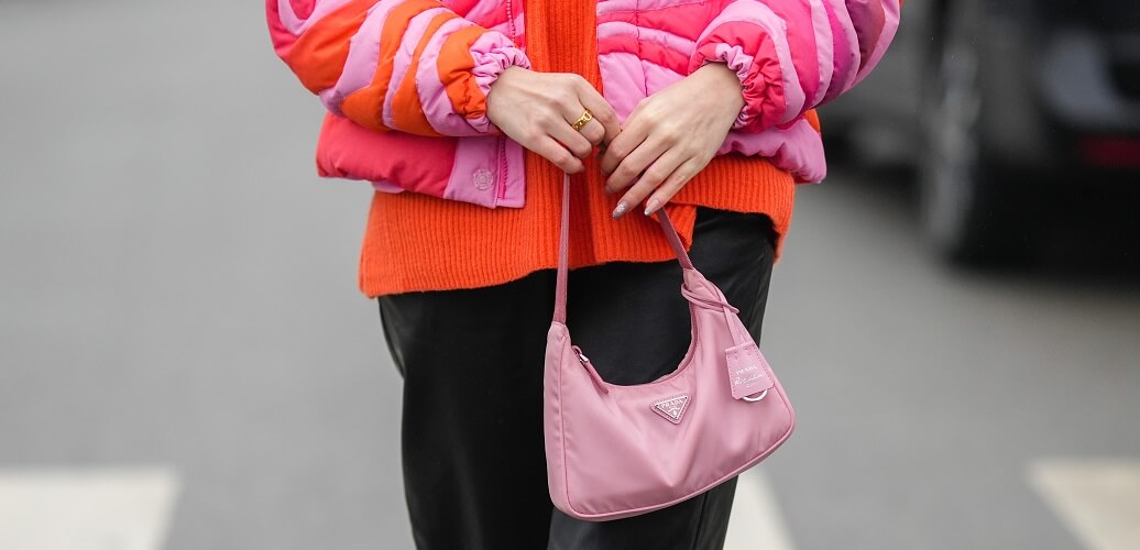 Modetrends-Streetstyle mit Jacke und Tasche in Pink