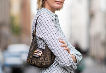 Frau mit Tasche im Baguette Style
