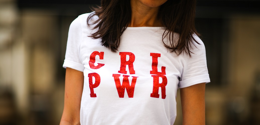 Frau in T-Shirt "GRL PWR"