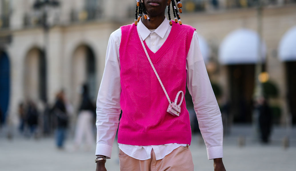 Mann trägt Hot-Pink