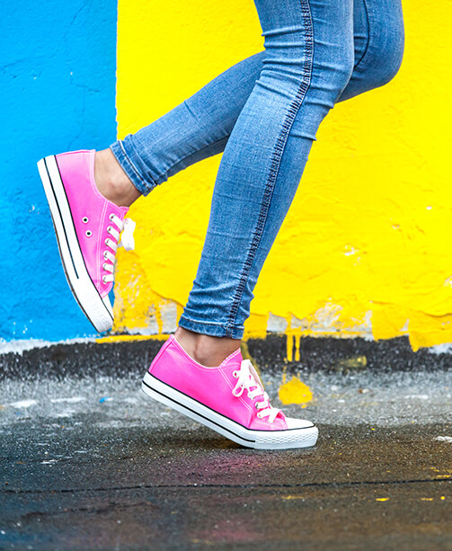 Bunte Sneaker – farbenfroher Streetstyle-Trend 